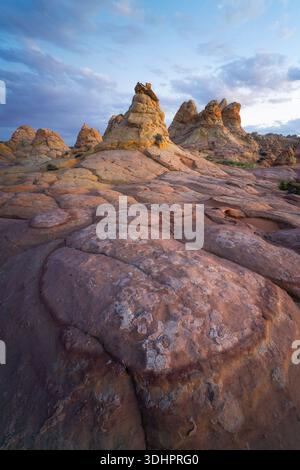 Blick auf die schroffen, geschichteten Sandsteinformationen, die in das sanfte Licht des frühen Morgenlichts unter einem bewölkten Himmel getaucht sind, Marble Canyon, Arizona, USA. Stockfoto