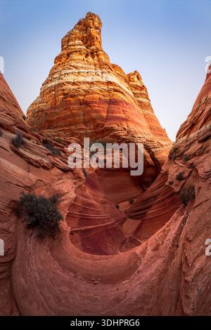 Im Marble Canyon, Arizona, UN, erhebt sich der Blick auf die wirbelnden roten und orangen Sandsteinformationen unter einem klaren Himmel, der von Zeit und Elementen geformt wurde Stockfoto