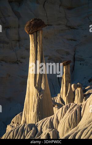 Blick auf die majestätischen Hoodoos, geformt von Wind und Zeit, erheben sich von der hügeligen Erde in einer Symphonie aus Beige und Braun unter dem riesigen Himmel, Escalante, U Stockfoto