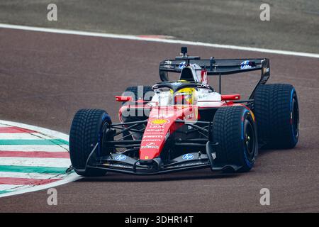 Italien, Italien. Januar 2026. Der Ferrari SF-26 Formel-1-Wagen fährt seine ersten Meter auf der Rennstrecke von Fiorano vor der offiziellen Präsentation. Der neue rote Einsitzer rollt aus der Boxengasse auf die private Teststrecke, die von Charles Leclerc (MON) angetrieben wird, und markiert damit den Beginn seines Shakedown-Rennens vor begeisterten Fans, die sich um den Streckenrand versammeln. Quelle: Unabhängige Fotoagentur/Alamy Live News Stockfoto
