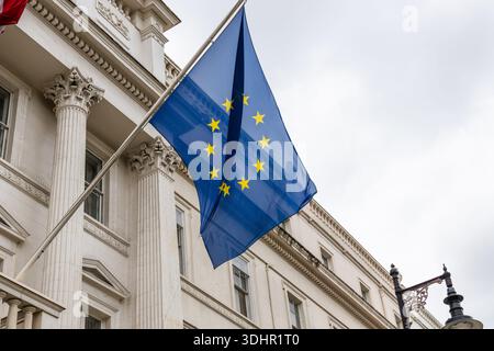 Flagge der Europäischen Union winkt vor dem Regierungsgebäude Stockfoto
