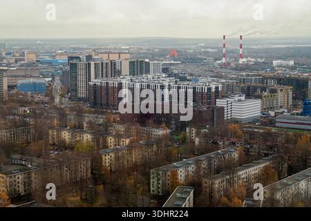 Stadt von oben: Wohngebäude und Industrieschornsteine. Stockfoto