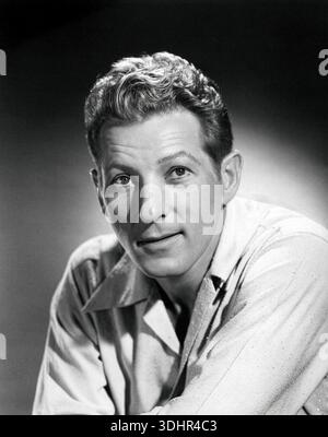 Ein einnehmendes Werbefoto aus den 1950er Jahren zeigt eine Kopfaufnahme des berühmten amerikanischen Schauspielers, Tänzers, Sängers und Komikers Danny Kaye. Sein fesselnder Blick und sein warmer Ausdruck werden in diesem klassischen Schwarz-weiß-Porträt hervorgehoben und zeigen seinen unverkennbaren Charme. Stockfoto