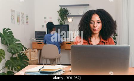 Junges, vielfältiges Team im modernen Startup Office, das an Laptops und Kreativität arbeitet Stockfoto