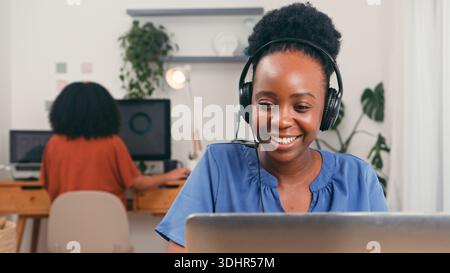 Lächelnder Customer Support Agent Mit Headset Im Modernen Büro, Zusammenarbeit Und Technologie, Teamwachstum Stockfoto