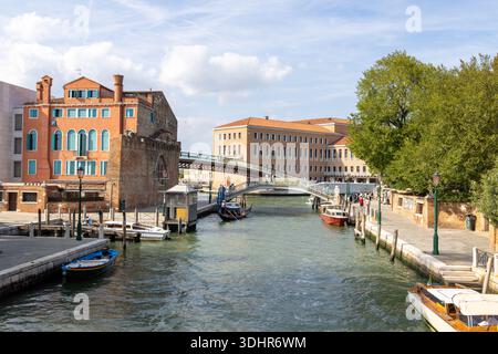 Foto der wunderschönen Stadt Venedig in Italien mit Blick von einer Brücke entlang historischer Gebäude mit Touristen Taxibooten auf der berühmten Stockfoto