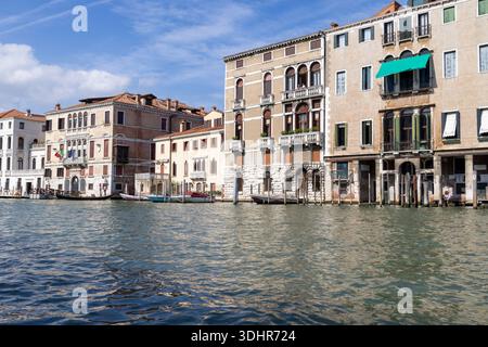 Foto der wunderschönen Stadt Venedig in Italien mit Blick auf die historischen Gebäude mit Booten, die unter den Häusern auf der berühmten IT befestigt sind Stockfoto