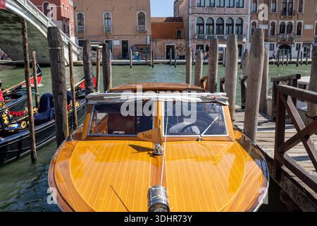 Foto der wunderschönen Stadt Venedig in Italien mit Blick vom Rive Bank entlang historischer Gebäude mit Touristen Taxibooten auf der f Stockfoto