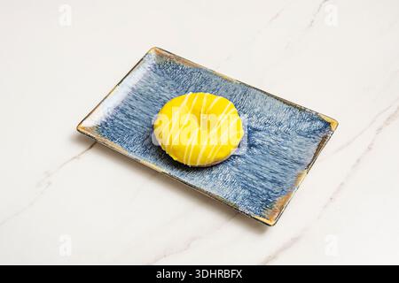 Ein Querschnittsfoto eines gefüllten Donuts, das zeigt, wie Schlagsahne, Vanillepudding oder Himbeermarmelade großzügig jeden Zentimeter seines flauschigen i füllt Stockfoto