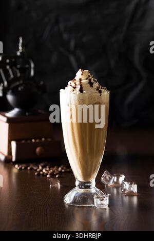 Hohes Glas Eiskaffee Frappe mit Schlagsahne und Schokoladensirup Stockfoto