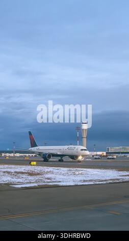 Ein 9:16 Portrait-Bild einer Delta Airlines Boeing 757 am Flughafen Calgary in Alberta, Kanada Stockfoto