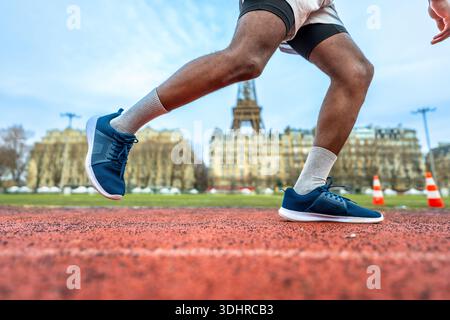 Läufer mit dem eiffelturm in paris Stockfoto