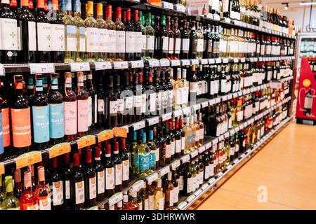 Bad Hersfeld, Deutschland, 01.17.26 aus der Nähe von Weinflaschen in Supermarktregalen. Alkoholbereich mit großer Auswahl an Getränken für Stockfoto