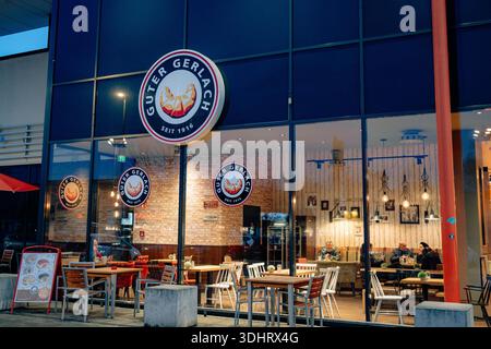 Bad Hersfeld, Deutschland, 01.17.26, moderne Café- und Restaurantfassade mit Glasfenstern und Logo-Schildern. Stilvoller urbaner Ort zum Essen, Kaffeepausen Stockfoto