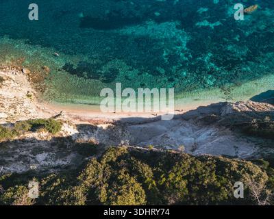 Aus der Vogelperspektive auf einen unberührten Strand mit klarem türkisfarbenem Wasser und üppigem Grün entlang der Küste. Elba Italien Stockfoto