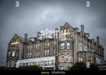 Außenansicht des Harbour Hotel mit Blick auf den Hafen von Padstow in Cornwall, England, fotografiert in der Dämmerung während der Weihnachtszeit mit einem stimmungsvollen gre Stockfoto