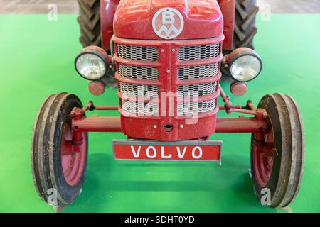 BERLIN, 16. Januar 2026: Foto Einer Vorderansicht eines roten Volvo-Traktors wird auf der Internationalen Grünen Woche in Berlin G ausgestellt Stockfoto