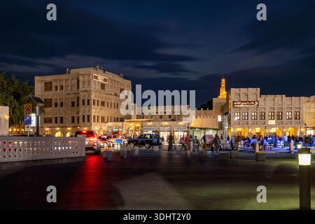 Doha, Katar, Souq Waqif ist ein Souk in Doha im Bundesstaat Katar. Der Souk ist bekannt für den Verkauf traditioneller Kleidung, Gewürze und Kunsthandwerk Stockfoto
