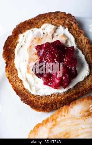 Offenes Sandwich aus truthahnresten und Preiselbeersauce Stockfoto