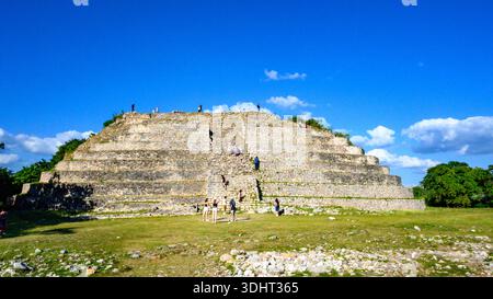 Izamal, Yucatan, Mexiko, Fassade der Kinich Kak Moo Pyramide an der alten Maya Stätte Stockfoto