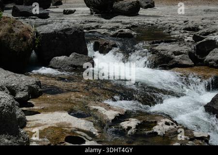 Schnell fließende Stromschnellen über Felsen Stockfoto