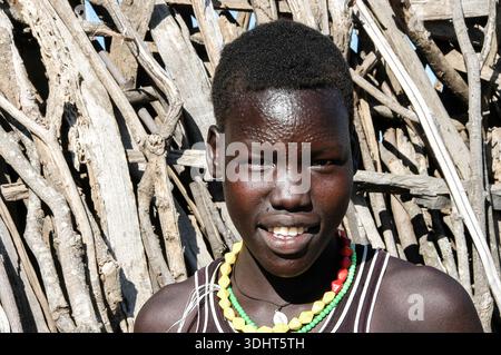 Ein Porträt einer jungen Karimojong-Frau in Kotido, Karamoja, Uganda, das traditionelle Kleidung und kulturelle Identität widerspiegelt Stockfoto