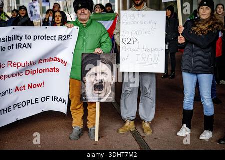 DIE HAAG – im Außenministerium findet Eine Demonstration statt, um niederländische Maßnahmen gegen das iranische Regime zu fordern. Die Demonstranten fordern, dass die Niederlande aufhören, die Diplomatie mit einem Regime zu normalisieren, das "für anhaltende Repressionen, Hinrichtungen und systemische Menschenrechtsverletzungen verantwortlich ist". ROBIN UTRECHT /ANP netherlands Out - belgien Out Stockfoto