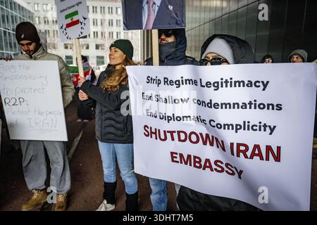 DIE HAAG – im Außenministerium findet Eine Demonstration statt, um niederländische Maßnahmen gegen das iranische Regime zu fordern. Die Demonstranten fordern, dass die Niederlande aufhören, die Diplomatie mit einem Regime zu normalisieren, das "für anhaltende Repressionen, Hinrichtungen und systemische Menschenrechtsverletzungen verantwortlich ist". ROBIN UTRECHT /ANP netherlands Out - belgien Out Stockfoto