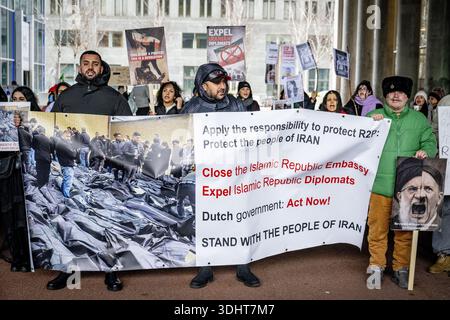 DIE HAAG – im Außenministerium findet Eine Demonstration statt, um niederländische Maßnahmen gegen das iranische Regime zu fordern. Die Demonstranten fordern, dass die Niederlande aufhören, die Diplomatie mit einem Regime zu normalisieren, das "für anhaltende Repressionen, Hinrichtungen und systemische Menschenrechtsverletzungen verantwortlich ist". ROBIN UTRECHT /ANP netherlands Out - belgien Out Stockfoto