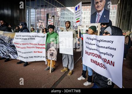 DIE HAAG – im Außenministerium findet Eine Demonstration statt, um niederländische Maßnahmen gegen das iranische Regime zu fordern. Die Demonstranten fordern, dass die Niederlande aufhören, die Diplomatie mit einem Regime zu normalisieren, das "für anhaltende Repressionen, Hinrichtungen und systemische Menschenrechtsverletzungen verantwortlich ist". ROBIN UTRECHT /ANP netherlands Out - belgien Out Stockfoto