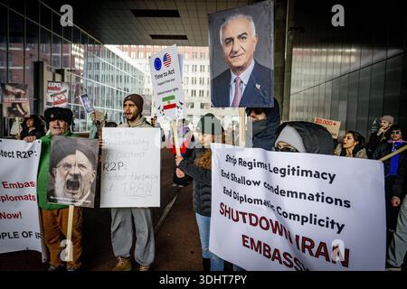 DIE HAAG – im Außenministerium findet Eine Demonstration statt, um niederländische Maßnahmen gegen das iranische Regime zu fordern. Die Demonstranten fordern, dass die Niederlande aufhören, die Diplomatie mit einem Regime zu normalisieren, das "für anhaltende Repressionen, Hinrichtungen und systemische Menschenrechtsverletzungen verantwortlich ist". ROBIN UTRECHT /ANP netherlands Out - belgien Out Stockfoto