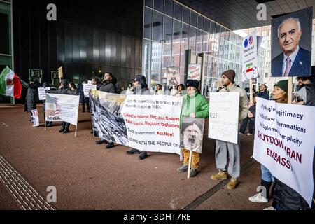 DIE HAAG – im Außenministerium findet Eine Demonstration statt, um niederländische Maßnahmen gegen das iranische Regime zu fordern. Die Demonstranten fordern, dass die Niederlande aufhören, die Diplomatie mit einem Regime zu normalisieren, das "für anhaltende Repressionen, Hinrichtungen und systemische Menschenrechtsverletzungen verantwortlich ist". ROBIN UTRECHT /ANP netherlands Out - belgien Out Stockfoto