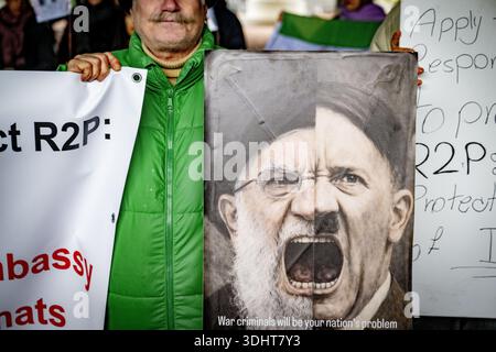 DEN HAAG – im Außenministerium findet Eine Demonstration statt, um von den Niederlanden Maßnahmen gegen das iranische Regime zu fordern. Die Demonstranten fordern, dass die Niederlande aufhören, die Diplomatie mit einem Regime zu normalisieren, das "für anhaltende Repressionen, Hinrichtungen und systemische Menschenrechtsverletzungen verantwortlich ist". ROBIN UTRECHT /ANP netherlands Out - belgien Out Stockfoto