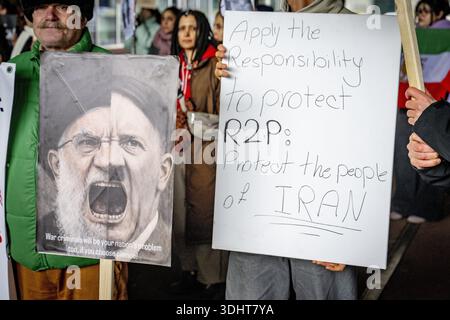 DIE HAAG – im Außenministerium findet Eine Demonstration statt, um niederländische Maßnahmen gegen das iranische Regime zu fordern. Die Demonstranten fordern, dass die Niederlande aufhören, die Diplomatie mit einem Regime zu normalisieren, das "für anhaltende Repressionen, Hinrichtungen und systemische Menschenrechtsverletzungen verantwortlich ist". ROBIN UTRECHT /ANP netherlands Out - belgien Out Stockfoto