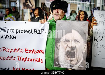 DIE HAAG – im Außenministerium findet Eine Demonstration statt, um niederländische Maßnahmen gegen das iranische Regime zu fordern. Die Demonstranten fordern, dass die Niederlande aufhören, die Diplomatie mit einem Regime zu normalisieren, das "für anhaltende Repressionen, Hinrichtungen und systemische Menschenrechtsverletzungen verantwortlich ist". ROBIN UTRECHT /ANP netherlands Out - belgien Out Stockfoto