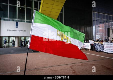 DEN HAAG – im Außenministerium findet Eine Demonstration statt, um von den Niederlanden Maßnahmen gegen das iranische Regime zu fordern. Die Demonstranten fordern, dass die Niederlande aufhören, die Diplomatie mit einem Regime zu normalisieren, das "für anhaltende Repressionen, Hinrichtungen und systemische Menschenrechtsverletzungen verantwortlich ist". ROBIN UTRECHT /ANP netherlands Out - belgien Out Stockfoto