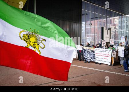 DIE HAAG – im Außenministerium findet Eine Demonstration statt, um niederländische Maßnahmen gegen das iranische Regime zu fordern. Die Demonstranten fordern, dass die Niederlande aufhören, die Diplomatie mit einem Regime zu normalisieren, das "für anhaltende Repressionen, Hinrichtungen und systemische Menschenrechtsverletzungen verantwortlich ist". ROBIN UTRECHT /ANP netherlands Out - belgien Out Stockfoto
