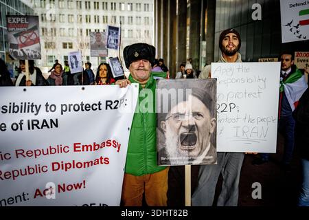 DIE HAAG – im Außenministerium findet Eine Demonstration statt, um niederländische Maßnahmen gegen das iranische Regime zu fordern. Die Demonstranten fordern, dass die Niederlande aufhören, die Diplomatie mit einem Regime zu normalisieren, das "für anhaltende Repressionen, Hinrichtungen und systemische Menschenrechtsverletzungen verantwortlich ist". ROBIN UTRECHT /ANP netherlands Out - belgien Out Stockfoto