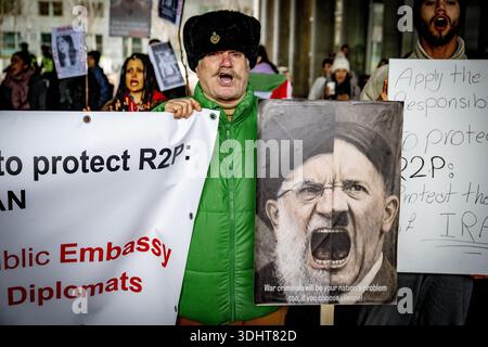 DIE HAAG – im Außenministerium findet Eine Demonstration statt, um niederländische Maßnahmen gegen das iranische Regime zu fordern. Die Demonstranten fordern, dass die Niederlande aufhören, die Diplomatie mit einem Regime zu normalisieren, das "für anhaltende Repressionen, Hinrichtungen und systemische Menschenrechtsverletzungen verantwortlich ist". ROBIN UTRECHT /ANP netherlands Out - belgien Out Stockfoto