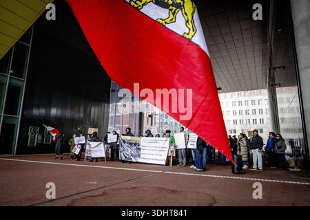 DIE HAAG – im Außenministerium findet Eine Demonstration statt, um niederländische Maßnahmen gegen das iranische Regime zu fordern. Die Demonstranten fordern, dass die Niederlande aufhören, die Diplomatie mit einem Regime zu normalisieren, das "für anhaltende Repressionen, Hinrichtungen und systemische Menschenrechtsverletzungen verantwortlich ist". ROBIN UTRECHT /ANP netherlands Out - belgien Out Stockfoto