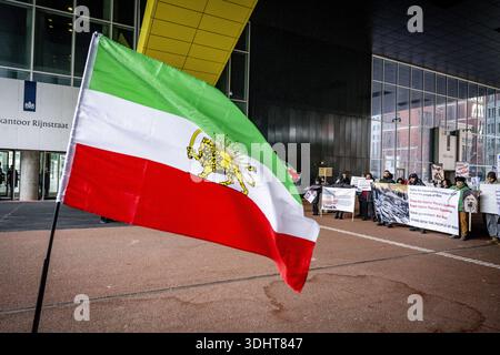 DEN HAAG – im Außenministerium findet Eine Demonstration statt, um von den Niederlanden Maßnahmen gegen das iranische Regime zu fordern. Die Demonstranten fordern, dass die Niederlande aufhören, die Diplomatie mit einem Regime zu normalisieren, das "für anhaltende Repressionen, Hinrichtungen und systemische Menschenrechtsverletzungen verantwortlich ist". ROBIN UTRECHT /ANP netherlands Out - belgien Out Stockfoto