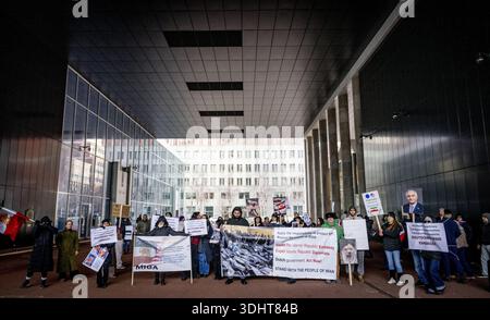 DEN HAAG – im Außenministerium findet Eine Demonstration statt, um von den Niederlanden Maßnahmen gegen das iranische Regime zu fordern. Die Demonstranten fordern, dass die Niederlande aufhören, die Diplomatie mit einem Regime zu normalisieren, das "für anhaltende Repressionen, Hinrichtungen und systemische Menschenrechtsverletzungen verantwortlich ist". ROBIN UTRECHT /ANP netherlands Out - belgien Out Stockfoto