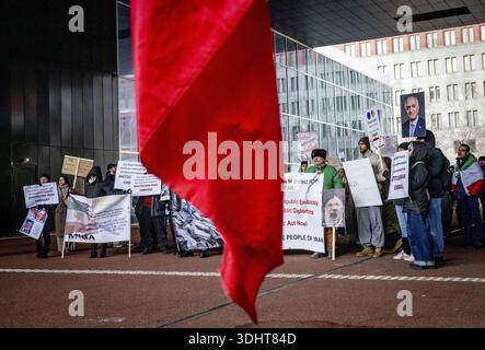 DEN HAAG – im Außenministerium findet Eine Demonstration statt, um von den Niederlanden Maßnahmen gegen das iranische Regime zu fordern. Die Demonstranten fordern, dass die Niederlande aufhören, die Diplomatie mit einem Regime zu normalisieren, das "für anhaltende Repressionen, Hinrichtungen und systemische Menschenrechtsverletzungen verantwortlich ist". ROBIN UTRECHT /ANP netherlands Out - belgien Out Stockfoto