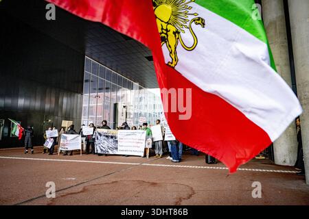 DEN HAAG – im Außenministerium findet Eine Demonstration statt, um von den Niederlanden Maßnahmen gegen das iranische Regime zu fordern. Die Demonstranten fordern, dass die Niederlande aufhören, die Diplomatie mit einem Regime zu normalisieren, das "für anhaltende Repressionen, Hinrichtungen und systemische Menschenrechtsverletzungen verantwortlich ist". ROBIN UTRECHT /ANP netherlands Out - belgien Out Stockfoto