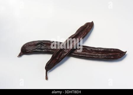 Isolierte Johannisbrot (Johannisbrot) auf weißem Hintergrund Stockfoto
