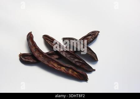 Isolierte Johannisbrot (Johannisbrot) auf weißem Hintergrund Stockfoto