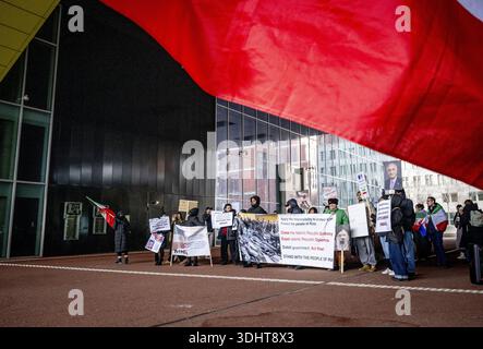 DIE HAAG – im Außenministerium findet Eine Demonstration statt, um niederländische Maßnahmen gegen das iranische Regime zu fordern. Die Demonstranten fordern, dass die Niederlande aufhören, die Diplomatie mit einem Regime zu normalisieren, das "für anhaltende Repressionen, Hinrichtungen und systemische Menschenrechtsverletzungen verantwortlich ist". ROBIN UTRECHT /ANP netherlands Out - belgien Out Stockfoto