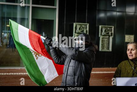 DEN HAAG – im Außenministerium findet Eine Demonstration statt, um von den Niederlanden Maßnahmen gegen das iranische Regime zu fordern. Die Demonstranten fordern, dass die Niederlande aufhören, die Diplomatie mit einem Regime zu normalisieren, das "für anhaltende Repressionen, Hinrichtungen und systemische Menschenrechtsverletzungen verantwortlich ist". ROBIN UTRECHT /ANP netherlands Out - belgien Out Stockfoto