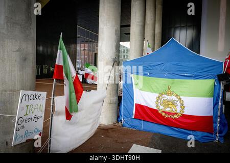 DIE HAAG – im Außenministerium findet Eine Demonstration statt, um niederländische Maßnahmen gegen das iranische Regime zu fordern. Die Demonstranten fordern, dass die Niederlande aufhören, die Diplomatie mit einem Regime zu normalisieren, das "für anhaltende Repressionen, Hinrichtungen und systemische Menschenrechtsverletzungen verantwortlich ist". ROBIN UTRECHT /ANP netherlands Out - belgien Out Stockfoto