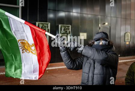 DIE HAAG – im Außenministerium findet Eine Demonstration statt, um niederländische Maßnahmen gegen das iranische Regime zu fordern. Die Demonstranten fordern, dass die Niederlande aufhören, die Diplomatie mit einem Regime zu normalisieren, das "für anhaltende Repressionen, Hinrichtungen und systemische Menschenrechtsverletzungen verantwortlich ist". ROBIN UTRECHT /ANP netherlands Out - belgien Out Stockfoto